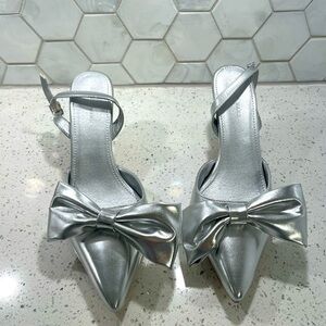 Azalea Wang Bow Pumps Size 11 Silver ‘Rochella’ NEW In Box Kitten Heel Metallic